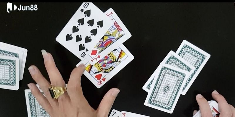 Cách đánh bài liêng hiệu quả tại Jun88: Mẹo thắng lớn 2 tua-game-bai-thu-hut-dong-dao-hoi-vien-chinh-chien